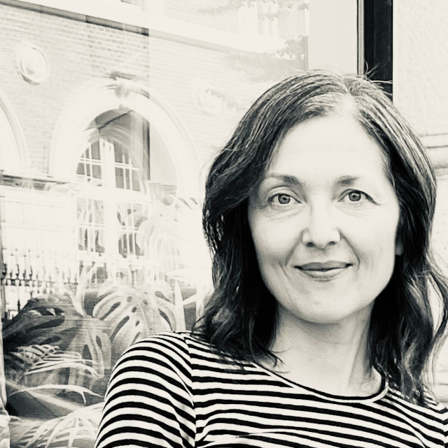 Martha Kramær er født i 1974, og har en forkærlighed til den blå farve.